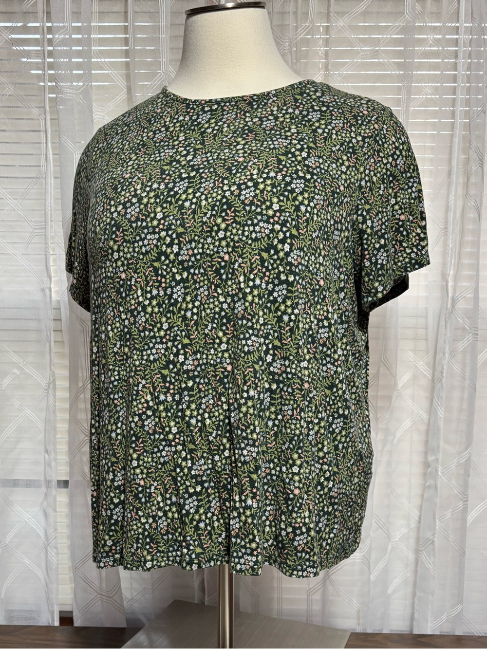 Old Navy 2XL Women’s Short Sleeve Green Floral Top 25” p2p 28”L